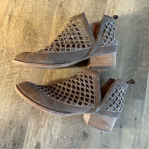 Jeffrey Campbell Taggart Tan Suede Ankle Boots - Picture 4 of 10